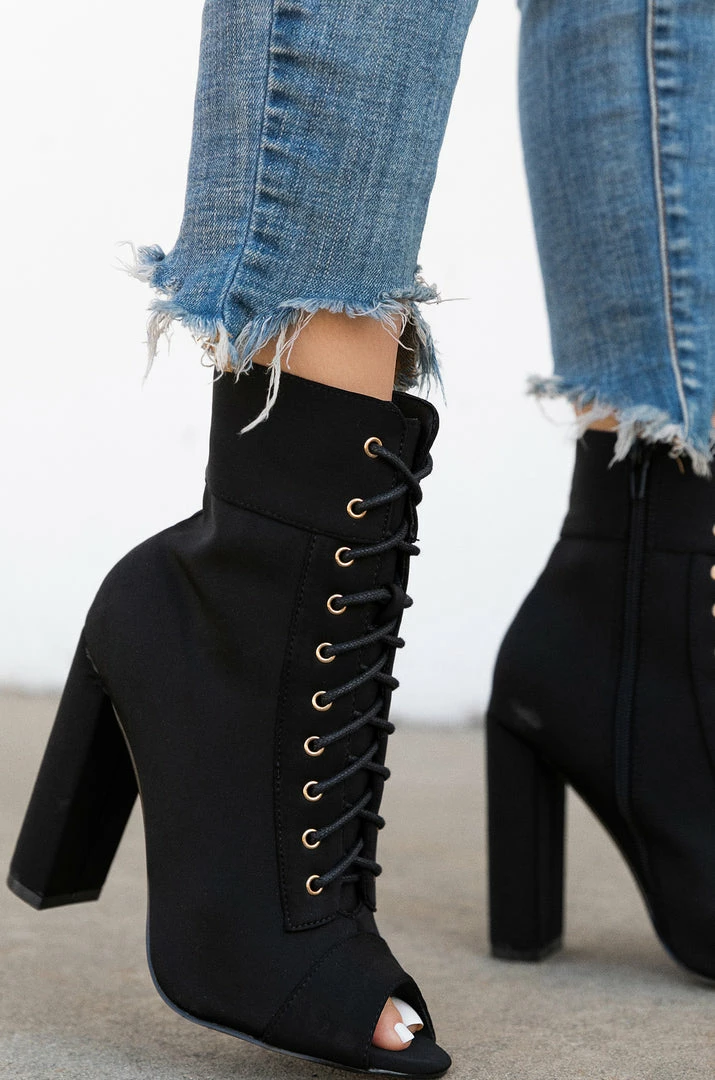 LILIA Fashion Status - Black Shoes