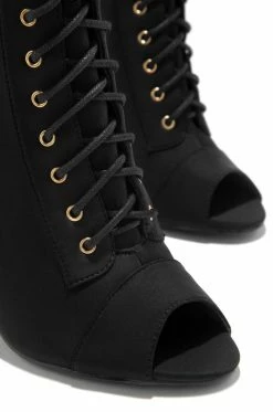 LILIA Fashion Status - Black Shoes