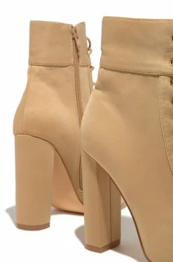 LILIA Fashion Status - Nude