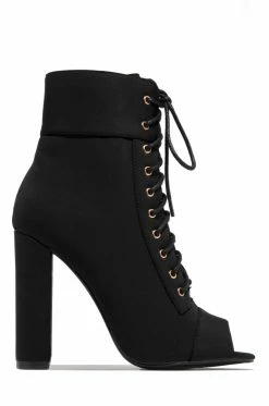 LILIA Fashion Status - Black Shoes