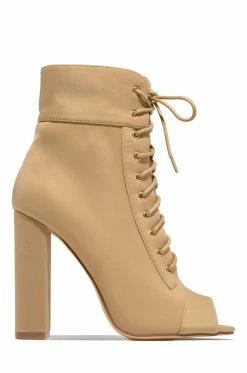 LILIA Fashion Status - Nude