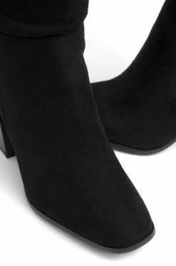 BBOO Sweater Season - Black Shoes