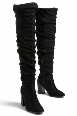 BBOO Sweater Season - Black Shoes