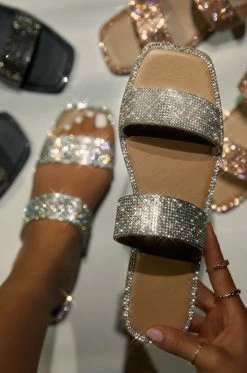 QUPD Resort Island - Silver Shoes