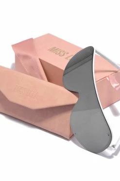 Baddie Views - White